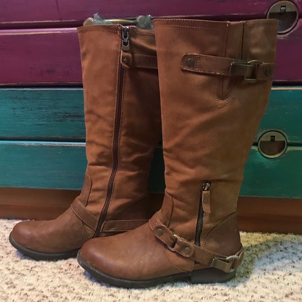***SOLD***.         Brown boots size 7.5
